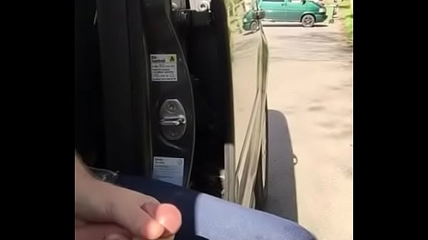 Punheta ao ar livre no carro 