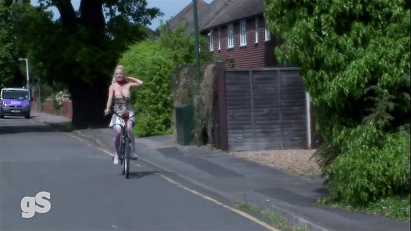 Bella figa in bicicletta chi sara chi ti inchiappetta