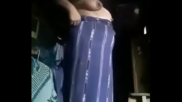 Mujer caliente saliendo del temascal