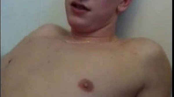 Rapaz de 19 anos comendo sua Madrasta