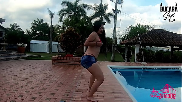 Baile er&oacute;tico de esta puta colombiana en la finca de sus patrones