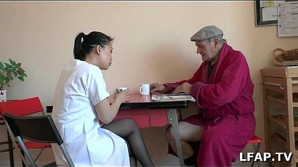 Papy Voyeur se fait sucer par son aide soignante