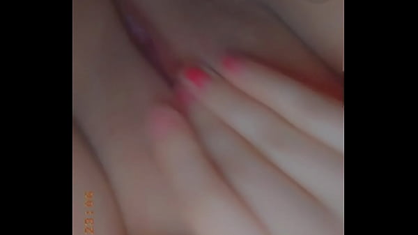 Monica se pone caliente a media noche y me comienza a mandar videos