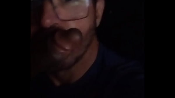 Dando aquela mamada na cabine.  