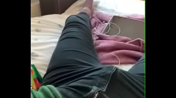 Masturbandose por kik con el pantal&oacute;n  puesto