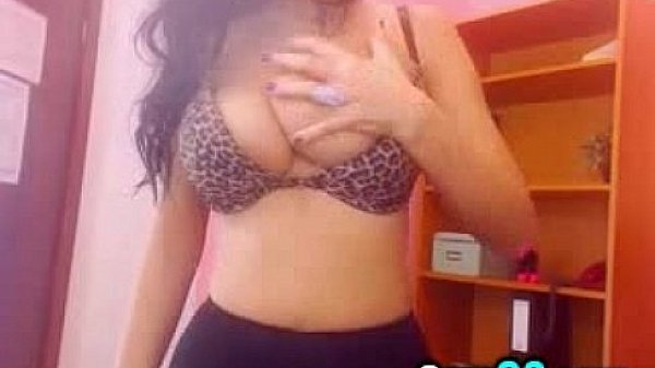 Hot Brunette MILF Shows Boobs on Cam - camg8