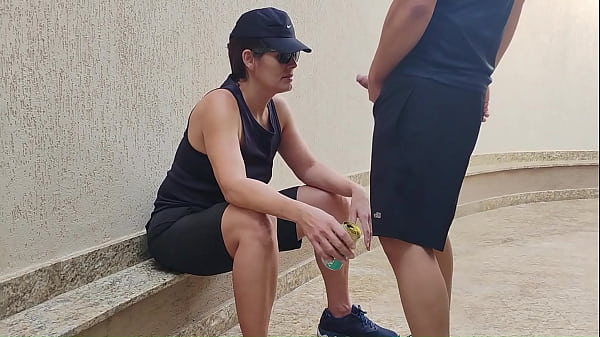 Sapat&atilde;o macho pra caralho perdeu aposta no futebol e teve que pagar com a buceta 