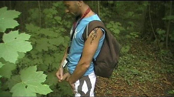 bais&eacute; pa un minet en plene foret  