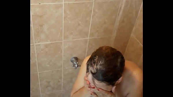 Milf es espiada ba&ntilde;andose