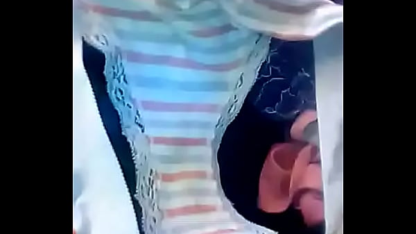 nueva cu&ntilde;ada esplorando su maleta