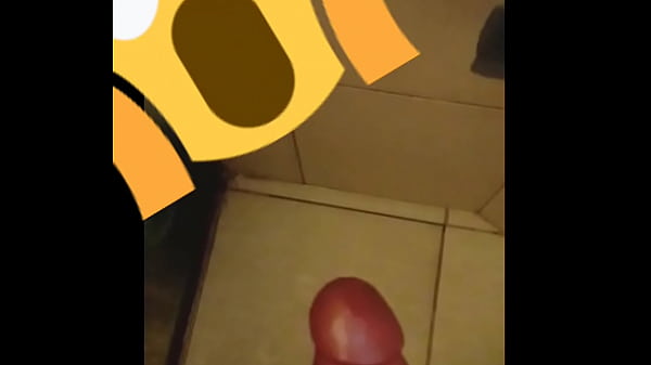 Gozando bem gostoso no banho. Muuuito leite !