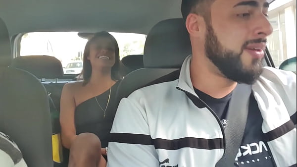 SAFADA PROVOCANDO O MOTORISTA DE VESTIDO SEM CALCINHA E ACABOU ENTRANDO NA PICA  