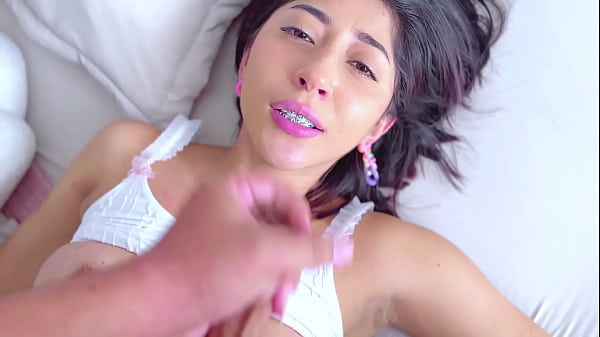 MI NOVIA ME PRESENT&Oacute; A SU AMIGA Y TERMIN&Eacute; FOLLANDOLA CON MI PENE RICO EN SU VAGINA APRETADA