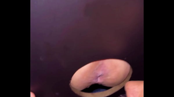 O PRAZER DE FUDER V&Aacute;RIOS CU DESCONHECIDOS NUM GLORY HOLE.