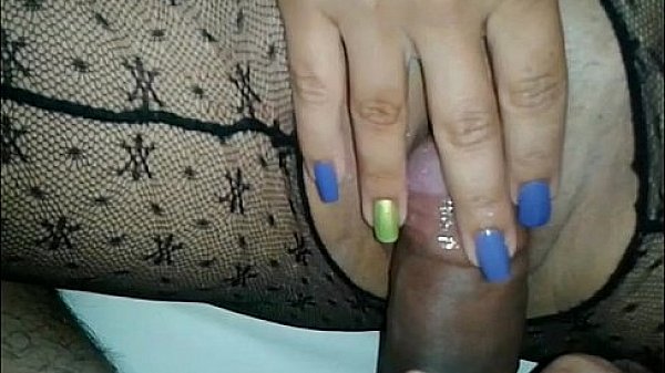 Me froto su miembro y me lo mete