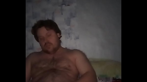 Гей присел на диван чтобы помастурбировать!