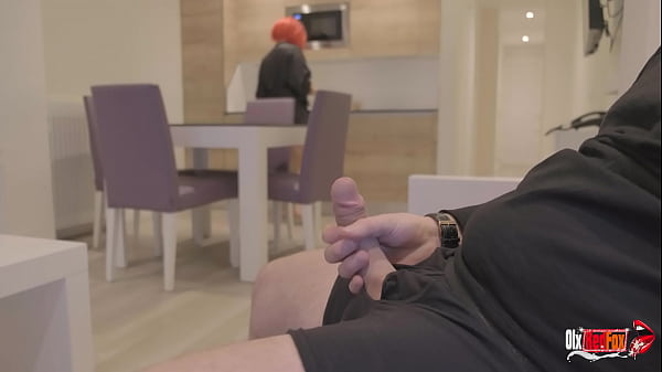 Sac&oacute; el pene con su madrastra y comenz&oacute; a masturbarse, ella no pudo resistir y trag&oacute;