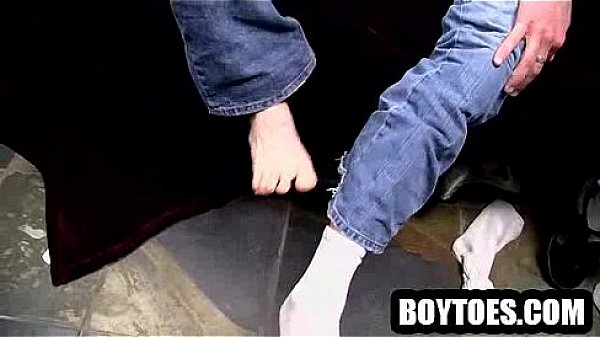 Hot amateur hunk getting his nice toes sucked on