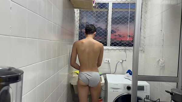 fui pra casa de um amigo acordei ele tava so de cueca pra me provocar botei pra mama depois fudi ele na area de servico free