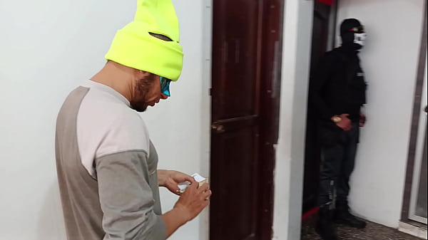 Uma colombiana tem um cliente muito importante na boate! Ela est&aacute; tendo um caso muito sensual com um cubano. Seus peitos s&atilde;o deliciosos.