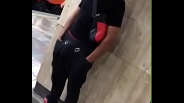 Novinho de pau duro no metro