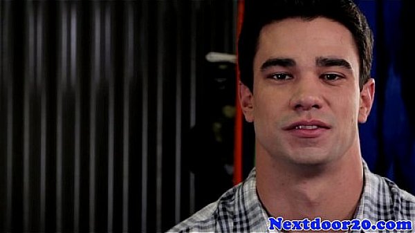 Gaysex muscle jock wanking at the gym