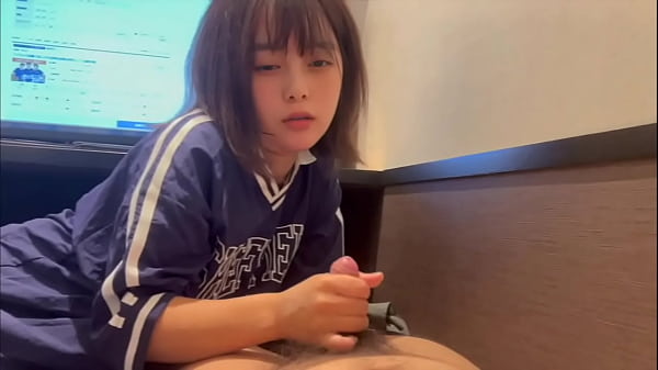 「声だしたらバレるよ&hellip;」ネットカフェでSEXで喘いでイキまくるカップル。