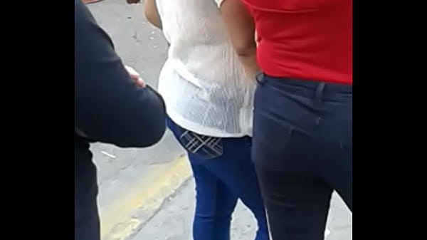 Culo en la parada del autobus