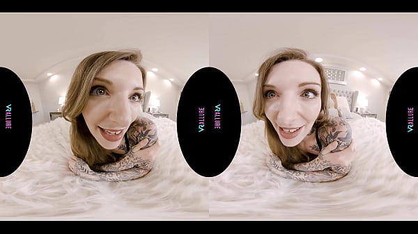 Tattooed blonde plays with her favorite toy in virtual reality 