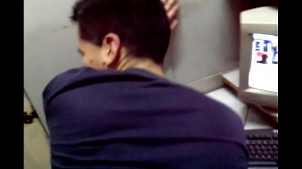 follando rico en cabina de internet