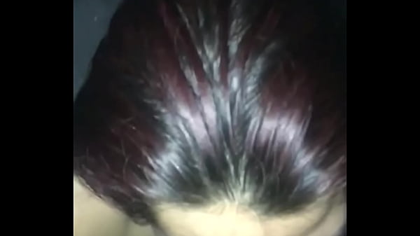 Sexo oral con una principiante mientras veo netflix 