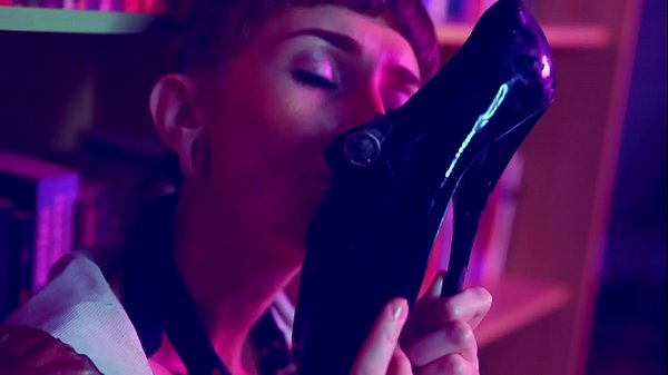 Meu querido di&aacute;rio de gozadas da quarentena: brincando com a bucetinha entre muita baba e salto alto  