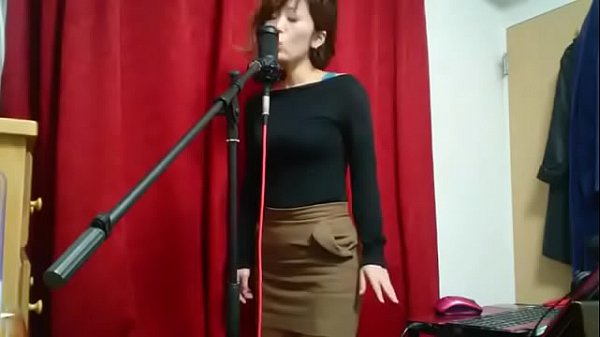 Masako Macaron most le tette mentre canta