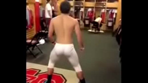 Gatinho dan&ccedil;ando Twerk no vesti&aacute;rio.