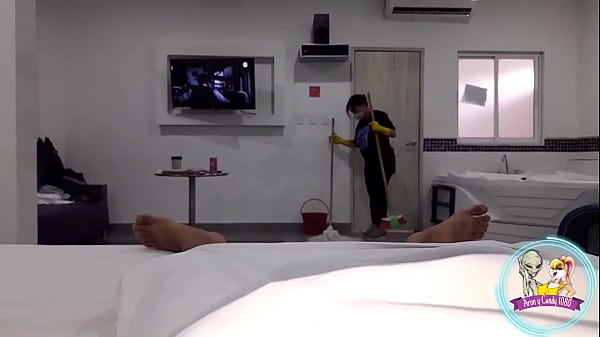 Aseadora arrecha deja de limpiar para que la cojan mientras trabaja.