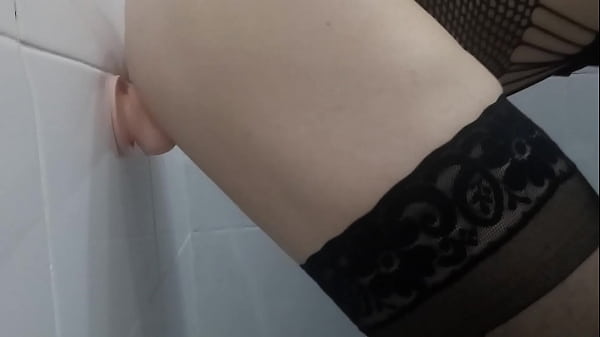 Hermosa crossdresser vistiendo lencer&iacute;a disfruta con consoladores en su ano 