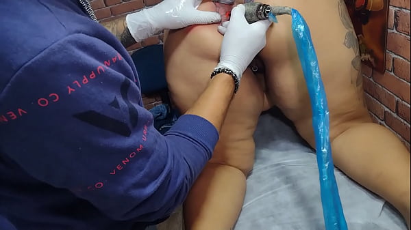 Mary Butterfly refazendo a tatuagem anal 