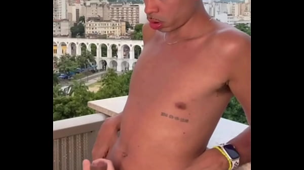 NERD PAUZUDO SENTANDO NUMA ROLA DE 23CM.