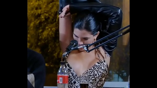 Famosa peruana se le ve el pez&oacute;n el entrevista