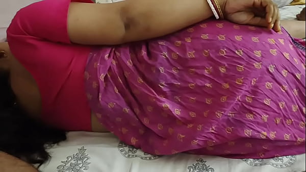Desi Bhabi in Saree exposed her boob and hot ass  