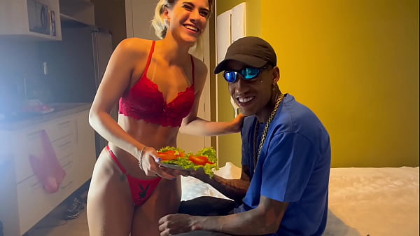 Que gostosa minha melhor amiga passando na minha frente de calcinha fio dental e jogando a bunda na minha cara e eu com a salada na m&atilde;o sem saber o que fazer (completo nox e no head)