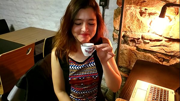 caliente me pide sexo duro sobre la mesa  