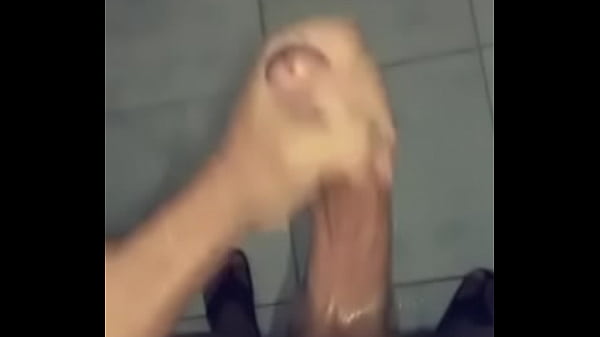 Punheta r&aacute;pida no banho