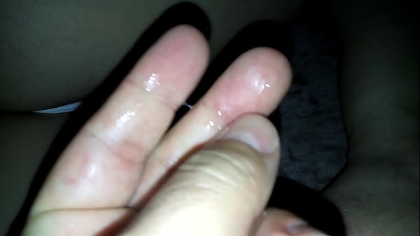 Esposa gozando dedos do corno