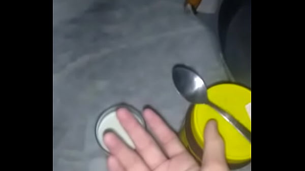 stoso esfregando a colher dentro do buraco do copo ap&oacute;s a bela siririca nervosa em hd e gostoso