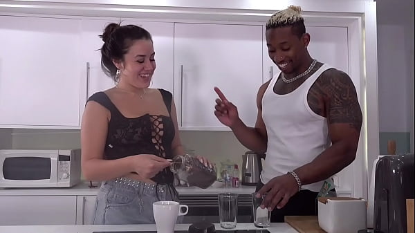 Le cumplo la fantas&iacute;a a mi compa&ntilde;era de piso H de Venus de follarse una polla negra y me la follo bien duro