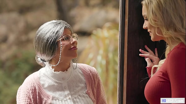 Stepmom Finds The Way To Her Ex StepDaughter