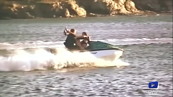 Elles sont exhibes et adore l'eau, de bonnes salopes