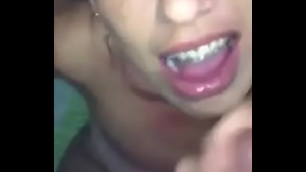 Bruna mamando e tomando leite  na boca