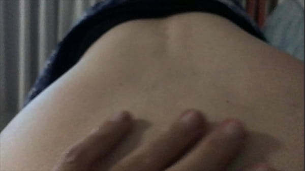 Follando en el sof&aacute; terminan corriendose.